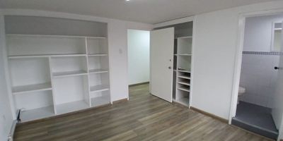 Magnifica oficina ubicada en primer piso con dos oficinas cerradas, dos baños, uno de los baños en oficina, espacio abierto, bastante iluminada