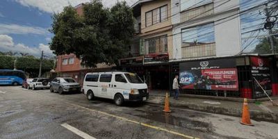 Este inmueble cuenta con 2 apartamentos y una terraza, los cuales actualmente se en encuentran alquilados para uso hotelero, con la disposición de 12 habitaciones, 6 baños de uso común y privado, contrato de arrendamiento hasta el 30 de enero de 2026 - cada apartamento cuenta con su matricula inmobiliaria independiente, aunque actualmente funciona como un solo inmueble siendo los pisos 2do, 3ro y terraza, donde esta terraza hacer parte del tercer nivel y cuenta con la posibilidad de construir este nivel totalmente. Contáctanos y conoce más de este inmueble con gran potencial!