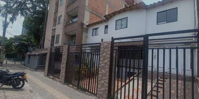 ¡Gran oportunidad de inversión en Belén La Palma! Se vende amplia casa de tres niveles ubicada sobre la Avenida 30, en una zona de alta valorización y mixtura. Ideal para desarrollo inmobiliario, hotelero o rentas independientes.  Área de lote: 252 m²  Área construida: Aprox. 450 m²  Distribución: 3 apartamentos independientes 12 habitaciones en total 7 baños 3 cocinetas sencillas 2 patios interiores Antejardín 2 parqueaderos cubiertos  Ubicación estratégica: A pocos pasos de la estación del Metroplús La Palma Cerca del Centro Comercial Los Molinos, la Av. 80 y estaciones de servicio Excelentes rutas de transporte público y vías de acceso  Potencial de uso: Vivienda multifamiliar, apartaestudios para renta, hostal, hotel, oficinas o desarrollo de nuevo proyecto habitacional. ¡No dejes pasar esta excelente oportunidad en una de las zonas más dinámicas de Medellín!