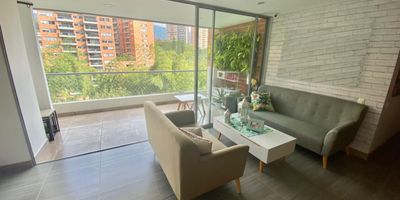 Apartamento en venta en unidad cerrada ubicada en un sector con fácil acceso y salida desde la avenida principal, rutas de transporte público, entorno muy campestre y servicios complementarios del sector. Piso en cerámica y madera, sala comedor, biblioteca, 3 alcobas con vestier baño en cada alcoba, baño social, para un total de 4 baños, cocina integral abierta tipo americano, zona de ropas, balcón, terraza de 16,4 m2, útil y parqueaderos lineales e independientes cubiertos Conjunto cerrado con ascensor, piscina, gimnasio, salón social, parques infantiles, placa polideportiva, zonas verdes, vigilancia y portería 24 horas y circuito cerrado de TV. inmuebles sujetos a verificacion de disponibilidad