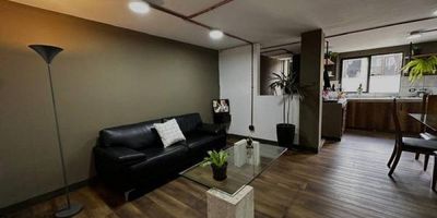 AMPLIO APARTAMENTO EN LA AGUACATALA , IDEAL PARA INVERSIONISTAS QUE BUSCAN UN INMUEBLE CON ALTA RENTABILIDAD. CUENTA CON 8ALCOBAS CADA UNA CON BAÑO, DISTRIBUIDAS DE MANERA FUNCIONAL Y ACTUALMENTE ADAPTADAS PARA LA RENTA A ESTUDIANTES DE EAFIT, LO QUE GARANTIZA UNA OCUPACION CONSTANTE GRACIAS A SU CERCANÍA CON LA CTOR. LA PROPIEDAD OFRECE ESPACIOS GENEROSOS, BUENA ILUMINACIÓN Y UN AMBIENTE TRANQUILO, PERFECTO PARA EL PERFIL DE SUS ARRENDATARIOS. SU UBICACIÓN ESTRATÉGICA PERMITE FÁCIL ACCESO AL METRO, VIAS PRINCIPALES Y ZONAS COMERCIALES LO QUE LO CONVIERTE EN UNA  OPCIÓN MUY ATRACTIVA PARA GENERAR INGRESOS SEGUROS. TIENE UNA RENTABILIDAD MENSUAL DE $15.000.000 LA CUAL SE PUEDE INCREMENTAR SI SE ARRIENDA A TRAVES DE AIRBNB, CON UNOS GASTOS FIJOS MENSUALES MUY ECONÓMICOS. SE VENDE TOTALMENTE AMOBLADO. UNA OPORTUNIDAD ÚNICA DE INVERSIÓN EN UNA DE LAS ZONAS DE MAS PROYECCIÓN Y DEMANDA ESTUDIANTIL DE EL POBLADO.
