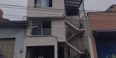 son tres pisos independientes, pero los venden juntos: lo tienen como inquilinato p1: 10 alcobas (3 con baño), 2 cocinas sencillas, 5 patios, baldosa. p2: 15 alcobas, 3 baños sencillos, cocina sencilla, patio, baldosa, (2 alcobas+baño, 1 alcoba, baño). p 3 : 6 alcobas, 2 baños sencillos, cocina sencilla, sala pequeña, patio. x otra entrada tiene: 6 alcobas, 2 baños sencillos, (espacio cocina), piso en mortero