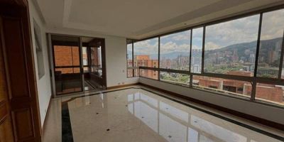 Majestuoso Penthouse Dúplex en El Poblado: 680 mts2 de Lujo y Exclusividad Descubre el equilibrio perfecto entre amplitud, elegancia y comodidad en este exclusivo Penthouse Dúplex de 680 mts2 en el Poblado. Diseñado para quienes buscan espacios amplios, privacidad y lujo en cada detalle, esta propiedad es una verdadera joya. Amplia zona social con salón, comedor y biblioteca, ideal para reuniones y momentos de confort. 4 habitaciones, cada una con baño privado y vestier, brindando máxima comodidad y privacidad. Alcoba principal con dos vestieres, terraza privada y espacio para máquina de ejercicios, un refugio de lujo dentro del hogar. Cuarto de linos y generosos espacios de almacenamiento rantizando orden y funcionalidad. 6 parqueaderos y 2 cuartos útiles, asegurando comodidad y facilidad de acceso. Ubicación privilegiada, cerca de lo mejor que ofrece la ciudad en gastronomía, comercio y entretenimiento. Este penthouse es más que un hogar, es una declaración de estilo y distinción. Contáctanos para más información y agenda tu visita hoy mismo. Agente MB5