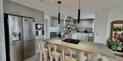 Penthouse dúplex de gran formato, de esos clásicos que dan gusto! Ubicado en La Concha, El Poblado, con acceso rápido a supermercados, transporte público y excelentes vías de conexión. Unidad exclusiva de construcción tradicional, con solo dos torres, que te brindan privacidad y tranquilidad. Amplios espacios que te permiten vivir con confort y libertad y que podrás diseñar a tu gusto. Cocina abierta totalmente remodelada, gran salón comedor, sala con una vista increíble de la ciudad, segunda sala o estudio, balcón, baño social, habitación de servicio y zona de ropas. En su segundo nivel, sala de estar familiar y tres amplias habitaciones completas. Cuenta con 3 Parqueaderos independientes y útil.