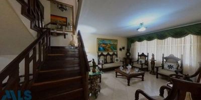 Venta casa unifamiliar esquinare La Castellana acta para oficinas o vivienda, 5 alcobas con closet, primer nivel: sala y comedor aparte, 2 patios, garaje sencillo, 1 alcoba en el primer piso con closet, cocina integral cerrada, patio, alcoba de servicio con baño, lacena, 1 baño social, segundo nivel: 4 alcobas con closet amplias, 4 baños completos, balcon, alcoba principal con baño y closet, patio amplio, oficina pequeña.