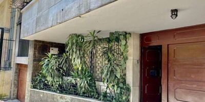 Prado Centro lugar mágico para desarrollar tu proyecto. Casa original con amplios espacios que permiten concretar ideas para tu negocio: Actualmente cuenta con las siguientes áreas: Primer Nivel: Antejardín con reja, 2 parqueaderos independientes interiores con puerta eléctrica, patio interior, salones, cocina grande con patio trasero, una alcoba, 2 baños sociales, escalas flotantes en madera para acceder al segundo nivel. Segundo Nivel: Amplio balcón, estar de alcobas, corredor, 5 alcobas, 3 con baño. escalas de servicio. Puede usarse para servicio y/o comercio.