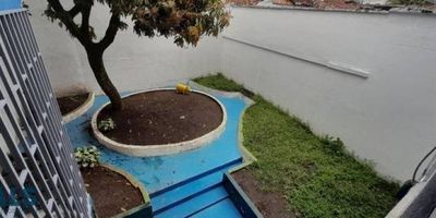 En el histórico y emblemático barrio Prado de Medellín, tiene a su disposición esta tradicional casa, en alta mixtura, donde podrá desarrollar su proyecto comercial. Hoy Prado le apuesta al resurgimiento con una variada oferta gastronómica, cultural y de servicios en general.