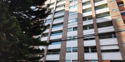 Desde que llegas a este apartamento te das cuenta del concepto de exclusividad y acabados únicos se ven reflejados en la arquitectura de Zúrich, construido por Prisma constructora muy reconocida y de trayectoria en la zona de Laureles. Ubicado en una zona exclusiva y tradicional de Laureles. el apto cuenta cuenta con amplios espacios sociales e iluminación natural, una elegante cocina , espaciosa y moderna, alcoba de servicio, sala comedor con vista, estar de TV y estudio . Cuenta con amenities confortables como salón social turco, zona de juegos infantiles y gimnasio Ven, conoce y respira esta propiedad y te darás cuenta que es lo que siempre has buscado para tu familia. Ver Detalles