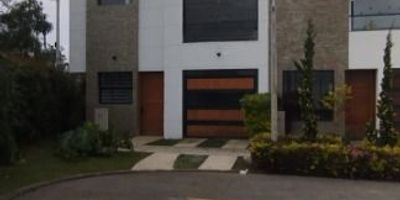Se Arrienda o se vende casa de dos niveles de 220m2 construidos, en unidad cerrada ubicada en el municipio de Rionegro - Antioquia barrio San Antonio de Pereira, en el primer nivel consta de cocina integral abierta, alacena, zona de ropas, habitacion del servicio con bano, sala comedor abierta amplia e iluminada, patio, bano social, garaje a control remoto, cuarto util, zona verde, en el segundo nivel, consta de estudio, balcon, 3 habitaciones cada una con bano completo, la principal con Vestier. la unidad cuenta con camaras de seguridad perimetrales. 