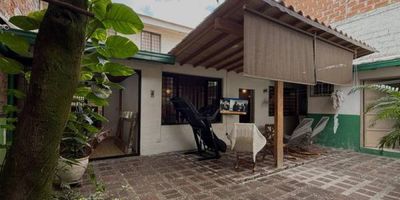 EXCELENTE CASA UNIFAMILIAR - Baja mixtura, Área del lote 190,10m2 Área construida :183,15m2 Área patio: 52,80m2. (Actualmente cuenta con una sola matricula inmobiliaria pero ya se encuentran separados los 2 niveles). 1er piso cuenta con: 2 habitaciones cada una con su baño, sala comedor con espacios de marcados, un área de estudio que se integra con el excelente patio con el que cuenta esta propiedad, cocina, zona de ropas y garaje. El segundo nivel cuenta cuenta con 3 habitaciones, 1 baño, cocina y zona de ropas. toda la propiedad cuenta con excelente iluminación, ventilación pero sobre todo una ubicación privilegiada es paso de la Parroquia de san Joaquin, la 70 y Av. bolivariana. Actualmente el segundo nivel se alquila por AIRBNB (tentando cada quince días aprox 2.800.000). El proceso de desenglobe se encuentra en tramite. Contáctanos y conoce mas sobre de este inmueble.