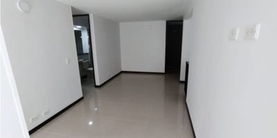 Apartamento en arriendo sector Madera, con un área de 68 m². Cuenta con sala-comedor, cocina integral, tres alcobas dos closet, dos baños, estudio y balcón

La unidad residencial ofrece portería las 24 horas, piscina, juegos infantiles, salón social , placa polideportiva y amplias zonas verdes.

Ubicado cerca de la estación Madera y la Autopista Norte.