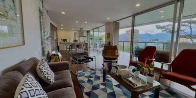 En una ubicación inmejorable, Alejandría. Este moderno apartamento te brinda espacios únicos. Son 253 m de comodidad y confort con una hermosa vista y entorno verde. Al ingresar te recibe un amplio hall que le da paso a una zona social generosa enmarcada por su gran balcón tipo terraza. Sala, comedor y cocina abierta que se integran perfectamente. Habitación de servicio, zona de ropas, baño social, closet de linos y sala de estar familiar. Cuenta con 3 habitaciones completas con baño y vestier. Son solo 2 apartamentos por piso. Cuarto útil en piso y 3 parqueaderos. Ubicado en unidad con todos los amenities.
