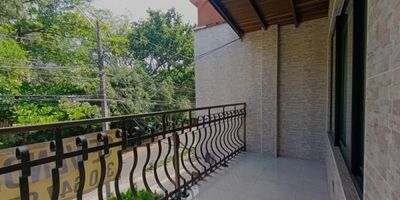 Amplia y agradable casa en venta segundo piso ofrece un área de 170 mts2, 4 alcobas, 4 closet, 2 cocinas, balcón, piso en porcelanato, red de gas, 4 baños, sala , comedor , excelentes rutas de transporte y de acceso, cerca al parque de belén, super mercados cerca, cerca al centro comercial los molinos, colegios cerca.