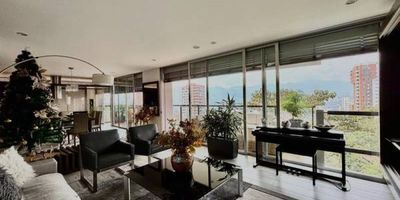Ubicado en Alejandría, una de las zonas más prestigiosas de Medellín, este espectacular apartamento de 253 m² ofrece la combinación perfecta de comodidad, diseño moderno y ubicación estratégica. A solo 10 minutos a pie de Provenza, disfrutarás de la vibrante escena social y gastronómica de Medellín mientras te beneficias de la tranquilidad y privacidad que brinda esta propiedad. Características principales : 3 dormitorios principales : cada uno con baño en suite y vestidor, diseñados para maximizar la comodidad y privacidad de toda la familia. Amplia área social : perfecta para organizar reuniones, perfectamente conectada a una cocina moderna y un balcón con impresionantes vistas de la ciudad. Cocina de ensueño : Totalmente equipada con barra de desayuno, amplia despensa y electrodomésticos empotrados, ideal para los amantes de la cocina. Cuarto de servicio : Habitación y baño adicionales para garantizar funcionalidad y comodidad. Privacidad Garantizada : Sólo dos apartamentos por piso dentro de un exclusivo complejo residencial de una sola torre con seguridad 24/7. Áreas comunes : Piscina, parque infantil, baño de vapor y áreas verdes. Lobby de autos y seguridad 24 horas en la entrada. Este apartamento está cuidadosamente diseñado para ofrecer comodidad y exclusividad, haciéndolo ideal para familias que buscan un espacio funcional y elegante en una de las mejores ubicaciones de Medellín.