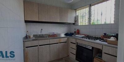 Venta de casa en Robledo, ubicada en el sector de Córdoba, esta propiedad de esquina ofrece una excelente ubicación con área de 155 m². La propiedad, dividida en tres niveles ofreciendo, en el primer piso un apartamento con: sala comedor, cocina, 2 habitaciones, 1 baño y patio, también tiene una aparta estudio con una sala, cocina, 1 habitación, baño y patio. En el segundo nivel tenemos un amplio apartamento con sala, comedor, cocina integral, 3 habitaciones todas con closet, 1 baño totalmente remodelado, y un balcón en L y en el tercer nivel tenemos un cuarto que puede ser usado como estudio o espacio de trabajo y una terraza con una vista panorámica. La propiedad se vende completa, ofreciendo una oportunidad única de inversión en una. No pierdas la oportunidad de adquirir esta versátil y bien ubicada propiedad.