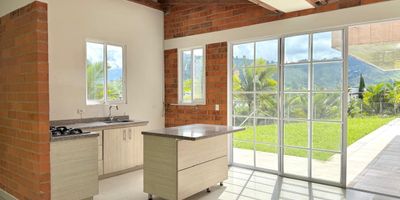 Amplia Casa Campestre en Arriendo en Santa Rosa de Cabal, via a termales de San Vicente, construida con pisos en porcelanato, gas natural y calentador. Dispone de sala amplia con ventanales panoramicos en vidrio templado que llenan de luz natural cada espacio, comedor, cocina semi integral con isla y zona de ropas independiente con alacena. Ofrece un bano social completo con tina y otro semicompleto. La propiedad incluye parqueadero cubierto para dos vehiculos y espacio adicional hasta para cuatro mas. Se ubica en un condominio con vigilancia sistematizada, a solo 10 minutos del centro de Santa Rosa, con facil acceso a colegios, restaurantes, supermercados, bancos y toda la oferta comercial del sector. Un hogar campestre que combina exclusividad, tranquilidad y modernidad, ideal para quienes buscan disfrutar de un entorno natural sin alejarse de la ciudad. Agenda tu visita y conocelo.