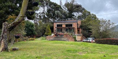 Terreno 5 mil metros
Sector el Chocolatero
Hermosa vista
Terraza
2 garajes cubiertos con puerta eléctrica 
 adicionalmente tiene una cabaña en madera  
tanque de reserva de 18 metros cúbicos
planta eléctrica de suplencia 
Informes: Claudia Rugeles