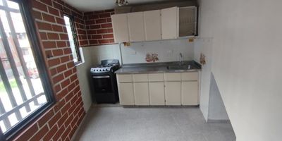 Apartamento piso 2 de 64m2, 3 alcobas, 1 closet, sala comedor,cocina semi integral, red de gas , 1 baño social cabinado, balcón, zona de ropas e instalación de lavadora , iluminado y ventilado.