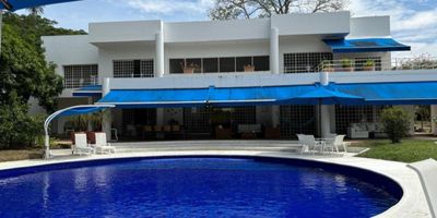 Casa campestre sobre una meseta que domina una vista espectacular. La casa de 600 metros se desarrolla en 2 niveles, en el primer nivel encontramos sala independiente del comedor, cocina totalmente dotada con electrodomésticos de punta. Terrazas con ambientes de sala exterior, comedor exterior y BBQ. Piscina y jacuzzi. Tanque de agua de almacenamiento de aguas lluvias. En el segundo piso, las 3 habitaciones con baño y terraza. En el terreno encontramos una casa de huéspedes con 2 habitaciones y mirador. El conjunto cuenta con reservorios de agua en lagos artificiales, canchas de tenis. Informes: Claudia Rugeles.