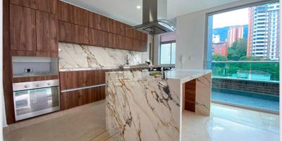 Hoy quiero presentarte un apartamento que destaca no solo por su amplitud y diseño, sino por ofrecer una experiencia de vida verdaderamente exclusiva en El Poblado, Medellín.

Este espectacular inmueble de 170 m² ha sido pensado para quienes buscan confort, elegancia y funcionalidad.
Cuenta con 3 alcobas, cada una con excelentes espacios, además de una alcoba de servicio, lo que brinda total comodidad para el día a día.
Incluye un acogedor star familiar, ideal para disfrutar en privacidad, y un total de 5 baños, garantizando confort para residentes y visitantes.
A esto se suman 3 garajes cubiertos, ofreciendo seguridad y practicidad para tus vehículos.

Al llegar al edificio, serás recibido por un Car Lobby tipo hotel, un acceso exclusivo que eleva la experiencia desde el primer momento, brindando comodidad, lujo y privacidad.

Pero lo que realmente convierte este proyecto en un lugar único son sus áreas sociales, diseñadas para complementar perfectamente tu estilo de vida:


 
 Gimnasio completamente equipado
 
 
 Jacuzzi, sauna y turco para una experiencia de relajación incomparable
 
 
 Solárium y piscina, perfectos para disfrutar del clima y el descanso
 
 
 Terraza con vista panorámica que conecta naturaleza y ciudad
 
 
 Salón social ideal para reuniones y eventos
 
 
 Zona BBQ al aire libre para compartir momentos inolvidables
 
 
 Recepción 24 horas para tu tranquilidad
 
 
 Parqueadero cubierto
 
 
 Wifi en todas las áreas, manteniéndote siempre conectado
 


Todo esto en una de las zonas más exclusivas, seguras y valorizadas de Medellín.

Este no es solo un apartamento: es un estilo de vida de lujo, bienestar y comodidad que te espera.
