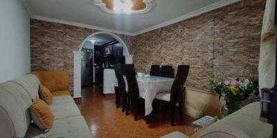 Casa en venta ubicada en Brisas de robledo, unifamiliar , ofrece 4 alcobas, 4 baños, sala comedor, balcon, parques cercanos, colegios cercanos y supermercados, rutas integradas de buses .