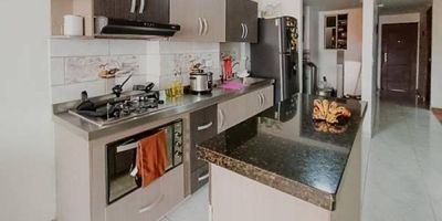 cómodo apartamento ubicado en el sector de Manrique central, segundo piso sin ascensor, nos ofrece una área de 78.39 metros, sala comedor, 3 alcobas, 3 closet, 2 baños, cocina integral, red de gas, 1 patio, parqueadero propio, paga una administración de $110.000 mensual