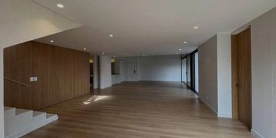 Exclusivo Apartamento duplex,piso 11 y ultimo,esta totalmente remodelado tiene 320 m²,son 3 habitaciones todas con baño(principal con jacuzzi y doble vestier), amplia zona social con sala auxiliar, comedor, balcón con vista , cocina abierta, zona de ropas y alcoba y baño de servicio. 5 parqueaderos + cuarto útil. Edificio con ascensor, shut de basura y vigilancia 24/7.  Zona muy tranquila y cercania a todo Predial anual 12millones y administracion 1,200,000