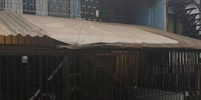 Casa en Venta de 2 Niveles ( en 2do y 3er piso ); en ingreso por escalas en el sector de Pedregal cercano a la Sede del SENA y la estación Metrocable con acceso a variedad de rutas de transporte y variedad de opciones en establecimientos de comercio y de educación. En el primer nivel cuenta con espacio amplio de salón comedor, alcoba principal con baño privado, 2 alcobas auxiliares con closet opcional de hacer cerramiento para la tercera, cocina integral, 1 baño social completo; en el segundo nivel cuenta con espacio de zona de ropas, 1 alcoba, 1 baño completo. Espacios amplios e iluminados.