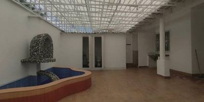 Esta casa se destaca por su excelente distribución y generosos ambientes. Cuenta con un salón principal, un acogedor lobby de entrada y un pasillo de distribución. Dispone de cinco alcobas, cuatro baños, una amplia zona social con salón comedor, cocina funcional, despensa, zona de ropas independiente y tres patios que brindan iluminación y ventilación natural, creando un ambiente cómodo, luminoso y acogedor.