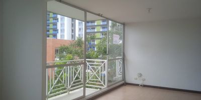 Apartamento con balcón, iluminado y con buena ventilación natural, sala comedor amplia, espacio para estudio, cocina integral y zona de ropas, dos alcobas con closet y dos baños. Conjunto cerrado con piscina, zona infantil y cancha de baloncesto. Parqueaderos comunales. Conjunto residencial Salamanca. Precio incluye administración. Se arrienda con póliza de Sura.