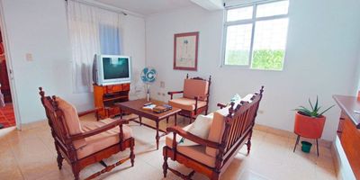 Apartamento AMOBLADO, se arrienda por días, meses o años. Sala, barra de comedor,, cocina abierta, nevera, microondas, horno. Zona de lavandería con lavadora. Alcoba principal con cama doble. Segunda alcoba con camas gemelas. Ventiladores de pie en las alcobas y en la sala.  Incluye  TV Claro INTERNET. Servicios públicos a cargo del inquilino. Cámara de seguridad en la entrada del edificio. NO incluye garaje, pero hay parqueadero muy cerca. No se aceptan mascotas. Es muy iluminado. A solo 4 cuadras de la Basilica del Señor de los Milagros. Informes: Claudia Rugeles