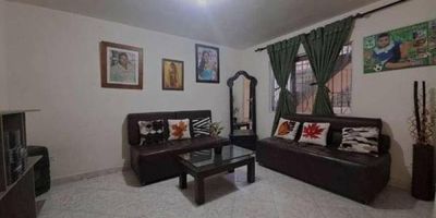 Se vende propiedad con 2 apartamentos en excelente sector de Guayabal. El primer nivel cuenta con 5 habitaciones, 2 baños, sala, comedor, 2 patios, cocina, el segundo nivel cuenta con 4 habitaciones, 2 baños, una generosa sala comedor, cocina integral, zona de star y patio, se venden de manera individual o la propiedad completa, esta propiedad está ubicada a unos cuantos metros de la Avenida Guayabal, cerca de colegios, tiendas, supermercados, al centro de Medellín y con excelentes rutas de transporte.