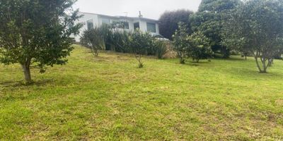 Casa ubicada en la Vereda Buenos Aires el sector de la Popa, a pocos minutos del pueblo de La Calera. 
La casa se desarrolla en 2 niveles, 3 habitaciones, amplia cocina,  zona de ropas, casa de cuidanderos.
Lote con árboles nativos y frutales.
Puerta de acceso al precio eléctrica.
Se respira mucha paz y tranquilidad!
Informes: Claudia Rugeles