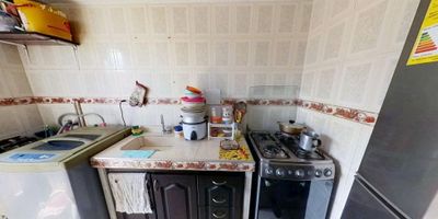 Apartamento en venta de 45 m², con vista interior, ubicado en un 6to piso (Torre 10 Apto 602), acceso por escaleras. Consta de 2 habitaciones, 1 baño, sala comedor, cocina, estudio y zona de lavandería. Tiene piso cerámico en todas sus zonas. El conjunto cuenta con salón comunal, zonas verdes, parque infantil y vigilancia privada las 24 horas. Cerca a centros comerciales Trebolis El Porvenir y Micentro el Porvenir; cerca a almacenes de cadena como SurtiMax, Justo y bueno; cerca a colegios Soledad Acosta de Samper, Ciudadela Educativa; cerca a el Centro de Desarollo Comunitario El Porvenir; Cerca a la Universidad Distrital Francisco José de Caldas cerca a estaciones de SITP y futuras estación del Metro de Bogota; Vías de acceso por la Calle 52 Sur y Avenida El Tintal. NID 9490626565 
