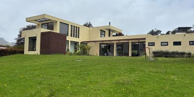La casa cuenta con dos niveles. En el primero, encontramos  una amplia zona social con ventanales altos, amplio deck con espejo de agua. Estudio, dos habitaciones con baño y habitación adicional con espacio para biblioteca privada. Cocina abierta, área de servicios totalmente independiente de la casa, dos depósitos. En el segundo piso encontramos la habitación principal con terraza privada con inigualable vista, baño principal con doble ducha y doble lavamanos, jacuzzi. Segunda habitación con baño, hall de alcobas y terraza lounge de 100 mts aprox. Terreno plano. Informes: Claudia Rugeles
