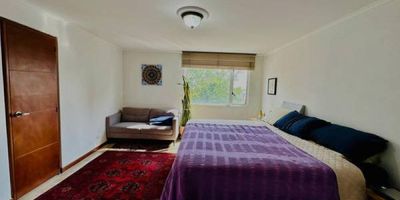 Ubicación: Barrio Poblado, sector Las Palmas, cerca de los reconocidos restaurantes Asia y San Carbón. Características del Apartamento: Área: 161 metros cuadrados. Habitaciones: 3 alcobas. Espacios Adicionales: Sala de estudio. habitación del servicio Baños: 4 baños. Estacionamiento: Parqueadero doble lineal + Cuarto Útil Ventajas Adicionales: Muy iluminado, con buena vista y sin portería. Este apartamento tradicional ofrece un ambiente cómodo y funcional, perfecto para disfrutar de la tranquilidad y la conveniencia de una de las mejores zonas de la ciudad. MG