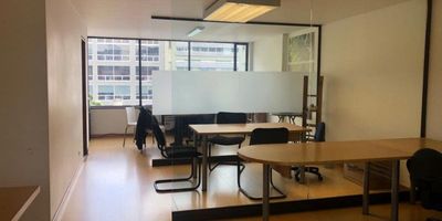 Oficina exterior en piso 4, baño en la oficina y adicional batería de baños por piso.  Ubicado sobre la calle 95. Informes: Claudia Rugeles