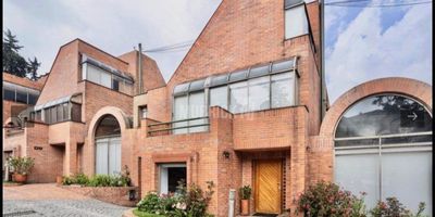 En un sector altamente exclusivo y sereno de Bogotá se encuentra esta casa llena de sutileza y elegancia, un hogar que combina amplitud, diseño y calidez. Con 310 metros cuadrados distribuidos en cinco niveles, ofrece espacios amplios y perfectamente iluminados por la luz natural que se filtra a través de sus ventanales. Cada ambiente ha sido pensado para el confort y la armonía, con un diseño arquitectónico que realza la sensación de fluidez y conexión entre los espacios. El piso en madera de zapan aporta un toque de sofisticación y calidez, complementando la atmósfera acogedora del hogar. La casa cuenta con cuatro habitaciones, cada una amplia y funcional, además de zonas sociales ideales para disfrutar en familia o recibir con estilo. Ubicada dentro de un conjunto cerrado, garantiza privacidad, seguridad y una tranquilidad única, en uno de los lugares más exclusivos y deseados de la ciudad