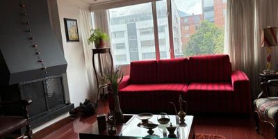 Apartamento de 3 habitaciones, estudio, cocina cerrada, patio de ropas, cuarto y baño de servicio,  2 amplios garajes en los que se puede acomodar 4 carros pequeños. piso 3, exterior, luz de oriente. Excelente ubicación cerca a comercio. Informes: Claudia Rugeles