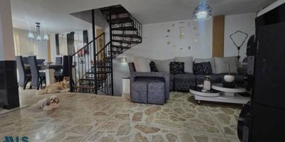 GM - VENTA DE CASA BELEN LA PALMA MEDELLÍN. Casa de 2 niveles + sotano, en unidad residencia, con área de 179M2, cuenta con 4 alcobas todas con closet, 4 baños completos, sala comedor, cocina integral, zona de ropas, alcoba del servicio con baño, Patio, 2 parqueaderos paralelos en sotano y 1 cuarto útil dentro de la casa. La unidad cuenta con portería 24H, piscina, juegos infantiles, salón social, gimnasio, cancha polideportiva y parqueadero de visitantes. Ubicada en sector residencial, con fácil acceso vehicular con cercanías a la Avenida 80, al C. Cial los Molinos, al Metroplús y a la Universidad de Medellín. Agenda tu cita