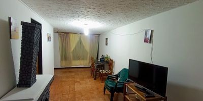 Se vende confortable casa en los 2.500 Lotes, Cuba. Ubicada en uno de los barrios mas grandes, comerciales y tranquilos del sector, con cercania a iglesias, supermercados, gimnasio y zonas verdes.

Area total: 76 m2

Distribucion del inmueble
Primer nivel:

Sala comedor

Cocina semi integral

Baño completo

Patio amplio con excelente iluminacion

Segundo nivel:

Cuatro habitaciones amplias, tres de ellas con closet

Baño completo

La casa cuenta con un amplio antejardin, ideal para guardar motos.

Se escuchan ofertas y se recibe credito hipotecario.

Valor de venta: 205.000.000

Una excelente opcion para vivir en un sector estrategico y con gran proyeccion en Cuba.