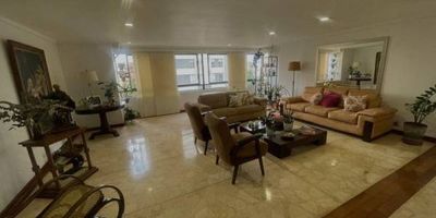 Se vende apartamento que cuenta con4 habitaciones y5 baños, sala, comedor, zona de ropas, con buenas vias de acceso y transporte publico.