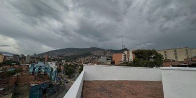 Casa en venta con buena iluminación natural, espacios generosos, área total 348 metros, área construida 180 metros y área libre 168 metros (terraza), 5 alcobas (3 con closet y 2 de ellas con baño), 2 y 1/2 baños sociales, cocina semi-integral cerrada con red de gas, sala y comedor independientes, balcón, hall o sala de star, patio cubierto, terraza con zona de ropas y otra zona de ropas independiente, baldosa común, piso 2 por escalas. Ubicado cerca de la Institución Educativa La Normal Superior de Antioquia, estación Bicentenario del Tranvía, Placita de Flores y Clínica El Rosario.