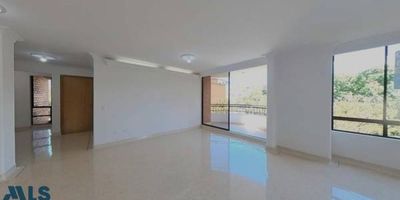 Amplio apartamento ubicado cerca a La iglesia el Verbo Divino, los 165 m2 estan distribuidos en 4 habitaciones, 3 de ellas con baño, star, biblioteca, 5 balcones, vestier en la habitación principal, baño social, cocina integral, red de gas, zona de ropas, alcoba del servicio con baño, piso en granito pulido, parqueadero doble lineal, cuarto útil. El edificio cuenta con portería 24 horas, ascensor, parqueadero para visitantes, juegos infantiles, sauna, salón social, zona verde, gimnasio. Situado en exclusiva zona residencial de Conquistadores; sector muy tranquilo y muy cercano al centro comercial Unicentro y Universidad Bolivariana.