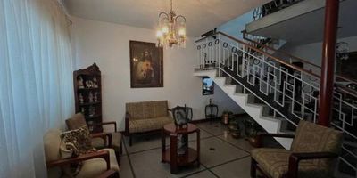 Aquí tienes una descripción para la casa: Casa de 2 niveles en Medellín, Belén rosales, con 320 metros cuadrados, ideal para remodelar o construir. Esta propiedad cuenta con 8 amplias habitaciones, 4 baños, 2 salas, 2 comedores, cuanta con 2 espacios para parqueadero y una cocina espaciosa. Disfruta de una terraza que ofrece un espacio perfecto para el esparcimiento. Ubicada en un sector tradicional, esta casa es ideal para quienes buscan personalizar su hogar o invertir en un proyecto de construcción. Con su amplio metraje, ofrece múltiples posibilidades de diseño y renovación.