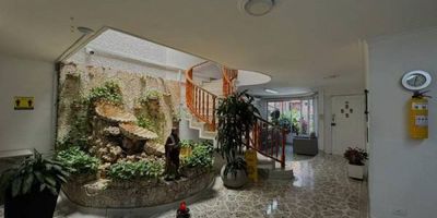 Espectacular casa unifamiliar de dos niveles ubicada en el sector de Belén, entre la 80 y la 33, uno de los sectores más apetecidos de la ciudad. Lote 245m2 y 350m2 construídos, ideal para quienes buscan ubicación muy central. Excelente estado de conservación con mantenimientos al día, detalles arquitectónicos que resaltan su calidez y funcionalidad como oficina en la actualidad. Ideal para coworking. Cuenta con amplios espacios interiores, buena iluminación natural y ventilación cruzada. 2 garajes cubiertos. Predial $1.680.905 trimestrales, sin deudas y lista para negociacion.... Agendemos cita cuanto antes!!!