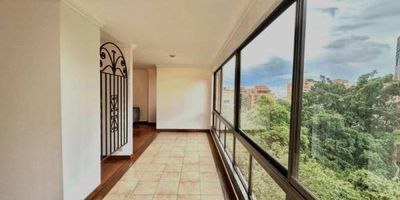 Se ofrece en venta un espacioso apartamento de 197 m² ubicado en El Poblado, en una zona privilegiada cercana a la Avenida El Poblado, el centro comercial Oviedo y la reconocida Milla de Oro, uno de los principales sectores empresariales de la ciudad. Su localización facilita el acceso a centros comerciales, restaurantes y diversos servicios. La vivienda presenta un estilo clásico con gran potencial para ser remodelada a gusto del comprador. Dispone de sala y comedor independientes, cocina cerrada con alcoba de servicio, opción para incorporar un balcón, tres dormitorios, sala de estar o biblioteca, tres baños completos más un baño social, dos plazas de garaje y cuarto útil. La unidad residencial cuenta con vigilancia las 24 horas, parqueadero para visitantes, salón social y extensas zonas verdes para el disfrute de sus residentes.