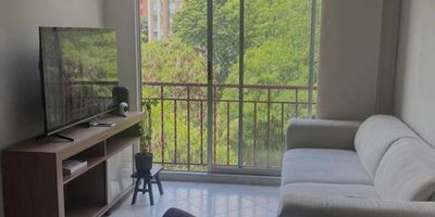 Venta de apartamento en el Occidente sector Calasanz, con un área de 54.30m2, cuenta con tres habitaciones, dos baños, cocina integral, sala, la unidad ofrece piscina, cancha, salón social, zona bbq, juegos infantiles, zona verde, sin parqueadero pero hay parqueadero de visitantes que pueden ser utilizados. Predial - 254.552, Administración - 353.000 ¡Contáctanos para masa información!