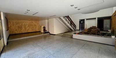 Ubicada en una de las zonas más estratégicas y demandadas por su cercanía a clínicas, EPS, centros médicos y comercio. Esta propiedad es ideal para consultorios, IPS, SPA, centros de recuperación, oficinas especializadas o empresas del sector salud.

Cuenta con 360 m² construidos sobre un lote de 386 m², distribuidos en amplios espacios que ofrecen comodidad y versatilidad:

Sala–comedor con techos altos
Escaleras internas
4 habitaciones
5 baños
Cocina semi integral
Amplio patio descubierto
Hall de alcobas
Espacios frontales y posteriores ideales para adecuaciones profesionales

Además, dispone de 3 parqueaderos (2 internos + bahía exterior), antejardín, acceso pavimentado y ubicación sobre vía principal y secundaria, con múltiples rutas de transporte y cercanía a supermercados, colegios y comercio.
Una propiedad con una ubicación privilegiada, perfecta para inversión.