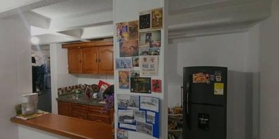 Venta Apartamento Medellin Calasanz parte baja, piso 3 sin ascensor, con un área de 84 m2, 3 alcobas, 2 baños, sala comedor, biblioteca, cocina integral con anaqueles superiores e inferiores, red de gas, pisos en cerámica, zona de ropas, 1 parqueadero privado cubierto, estrato 4, portería 24 horas, 3 torres de 5 pisos, cada piso 4 apartamentos. Portería 24 horas, BBQ, zonas verdes, juegos infantiles, Buen transporte publico. Actualmente arrendado en 2300.000 hasta agosto 2025.